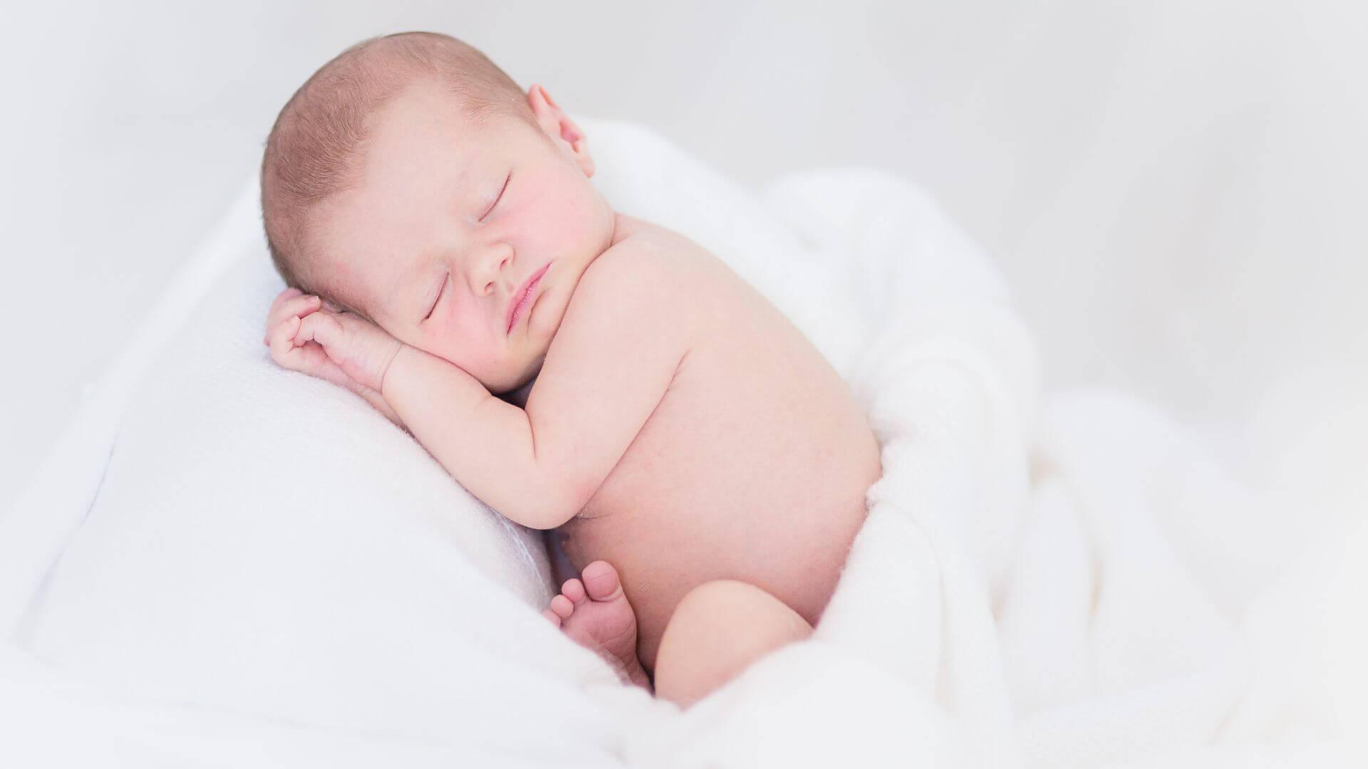 12 BEST TIPS FOR CARING FOR A NEWBORN BABY (1)