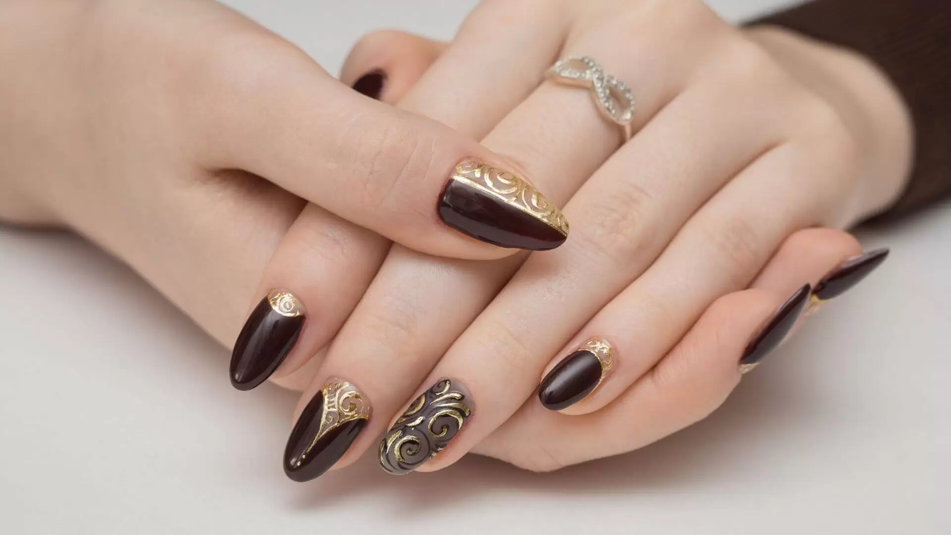 Kintsugi nails why you also want to do this trendy manicure (1)