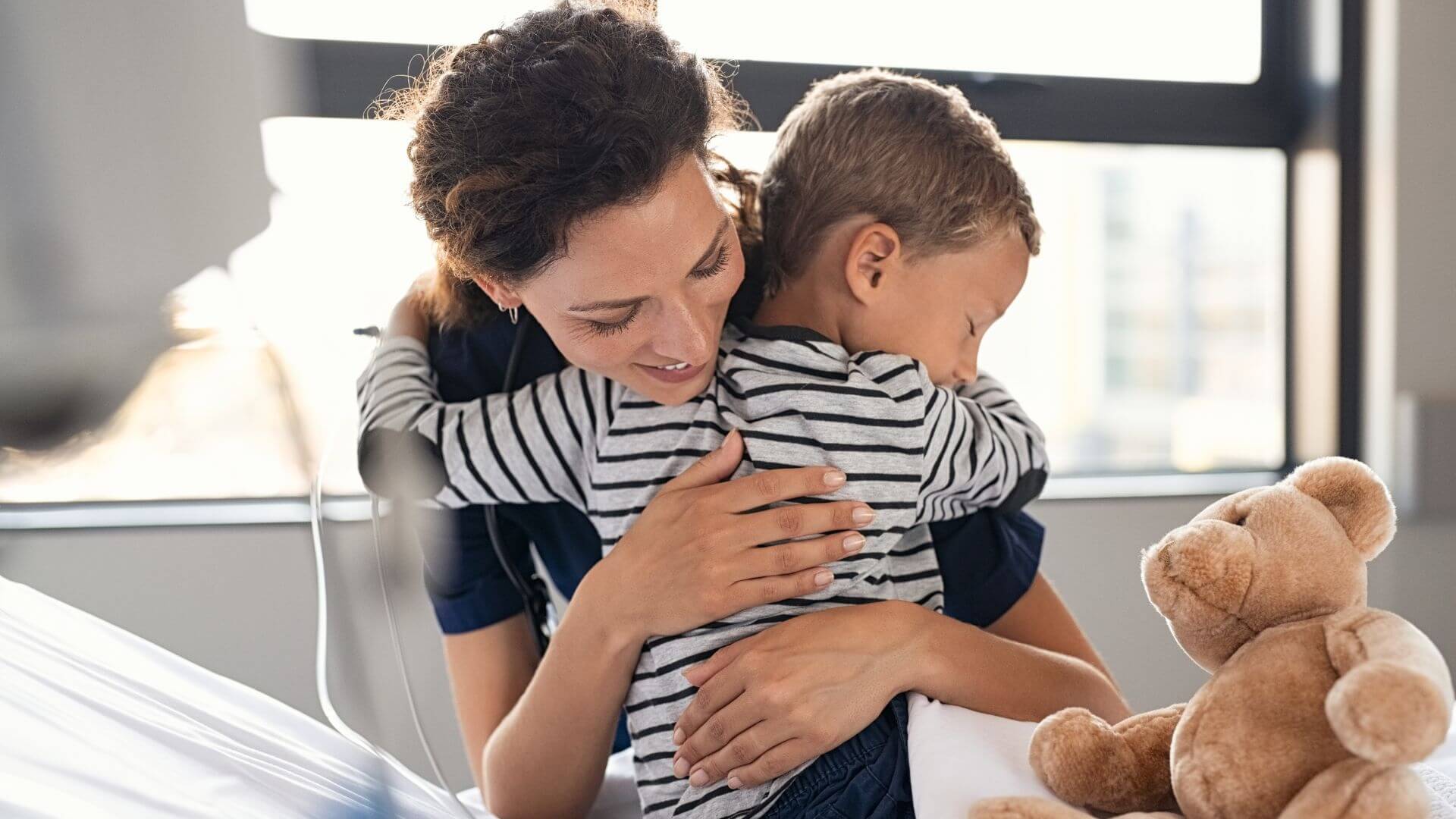 WHAT ARE THE BENEFITS OF PARENTAL HUGS FOR A CHILD (1)